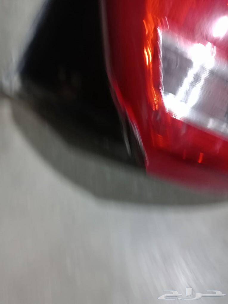 Right side of Ford Explorer 201663209374401537111