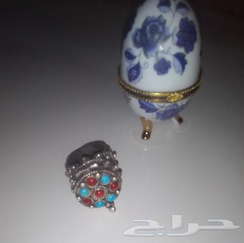 A handmade ring from curiosities and wonders contains a beautifully designed compartment63131495116801113