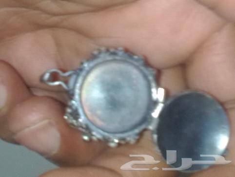 A handmade ring from curiosities and wonders contains a beautifully designed compartment63131495116801112