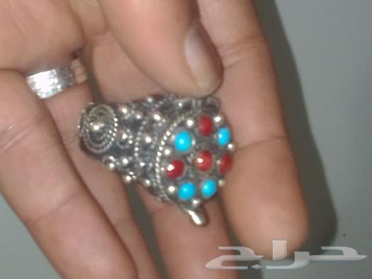 A handmade ring from curiosities and wonders contains a beautifully designed compartment63131495116801111