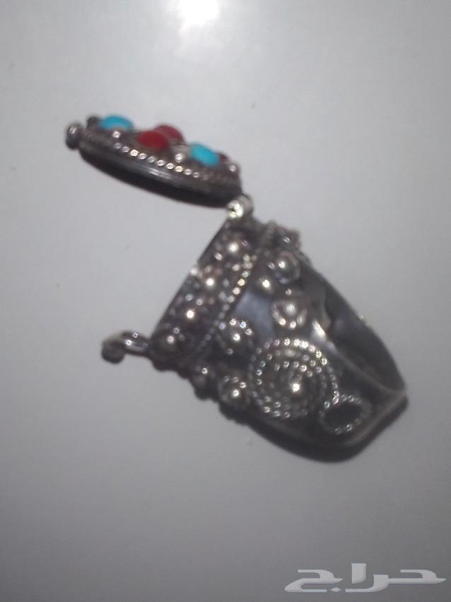A handmade ring from curiosities and wonders contains a beautifully designed compartment63131495116801114