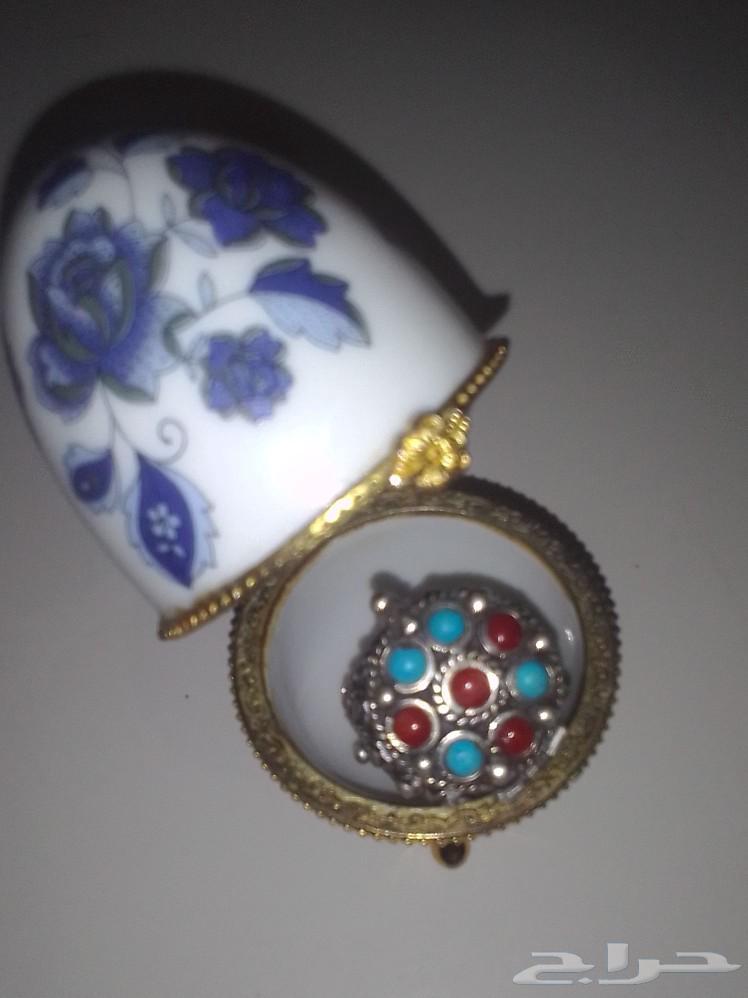 A handmade ring from curiosities and wonders contains a beautifully designed compartment631314951168011119