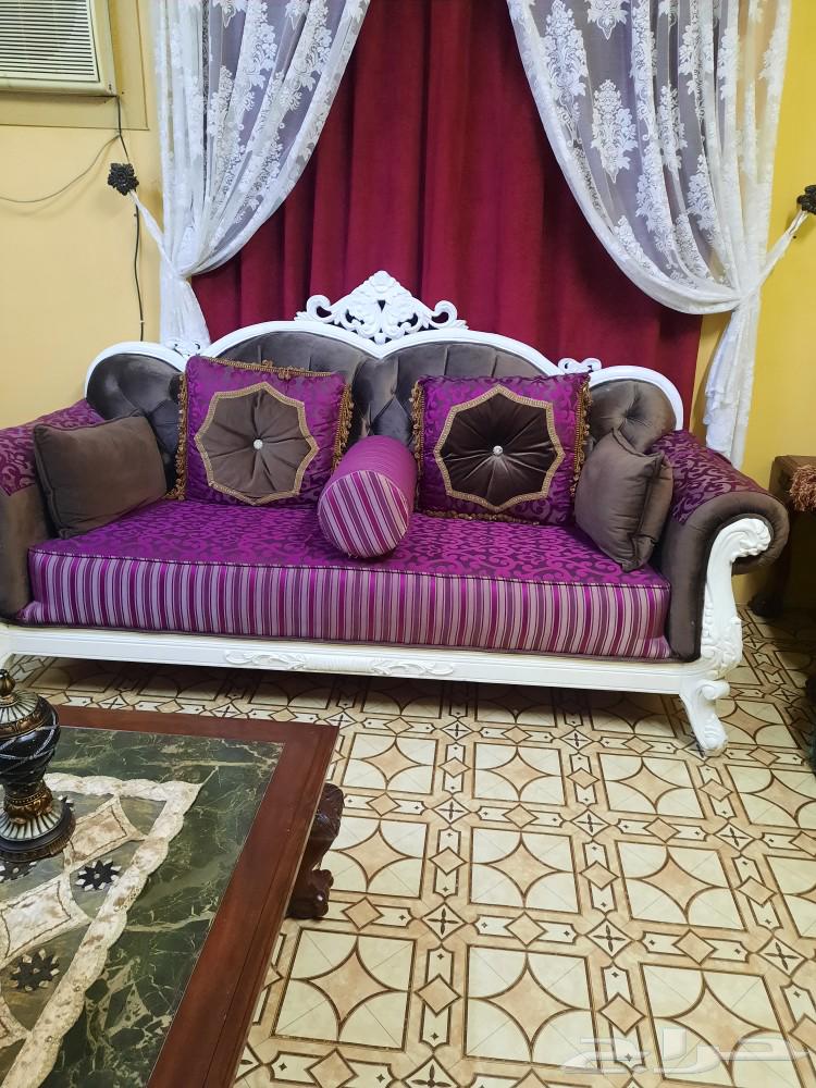 كنبة نظيفة جداً، تتكون من ثلاث قطع: كبيرة، متوسطة، وصغيرة.63177348441345115
