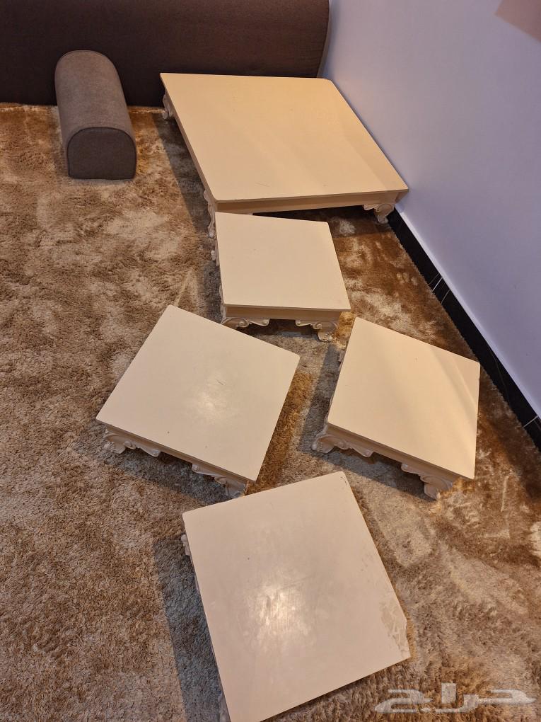 A large floor table with 4 small serving tables63174060452867112