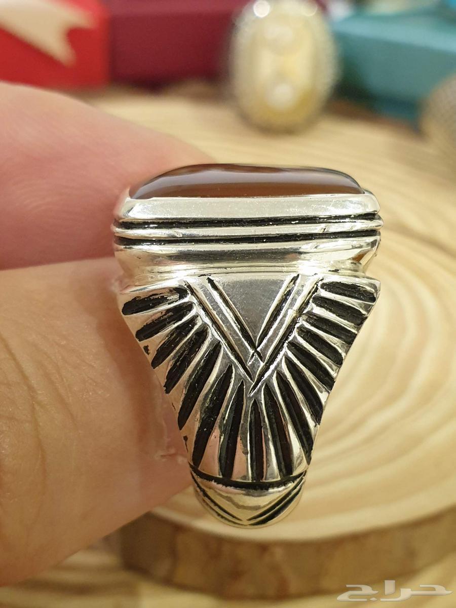 A masterpiece of art: a Yemeni agate ring with liver-colored patterns.63171049431553111