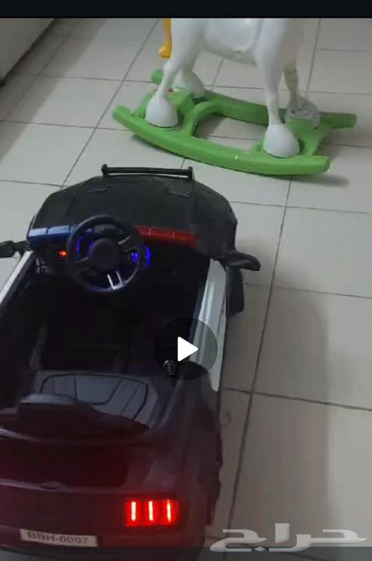 A car with a charger, controller, speaker, and 250-horsepower engine; the car has a feature.632529638472981116