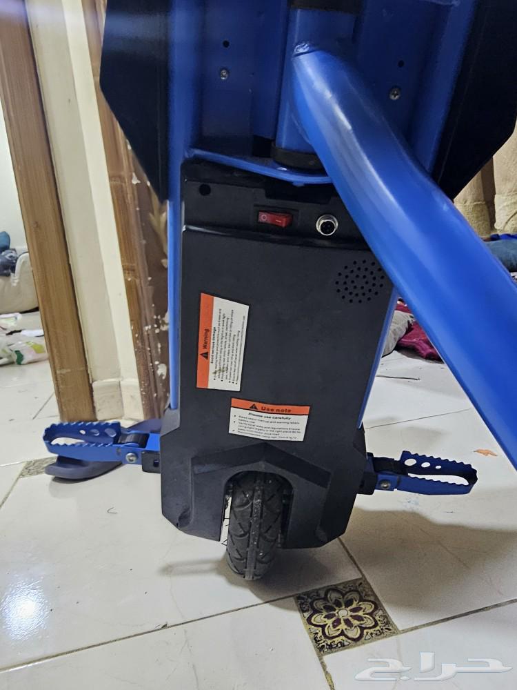 Electric scooter powered by battery63169190490882112