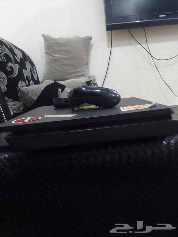 Sony 4 for sale, clean condition, comes with a black controller.63167783397891112