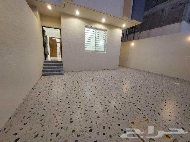 للبيع دور ارضي بحوش كبير وبايكة سياره طريق المحاله63470059762947113