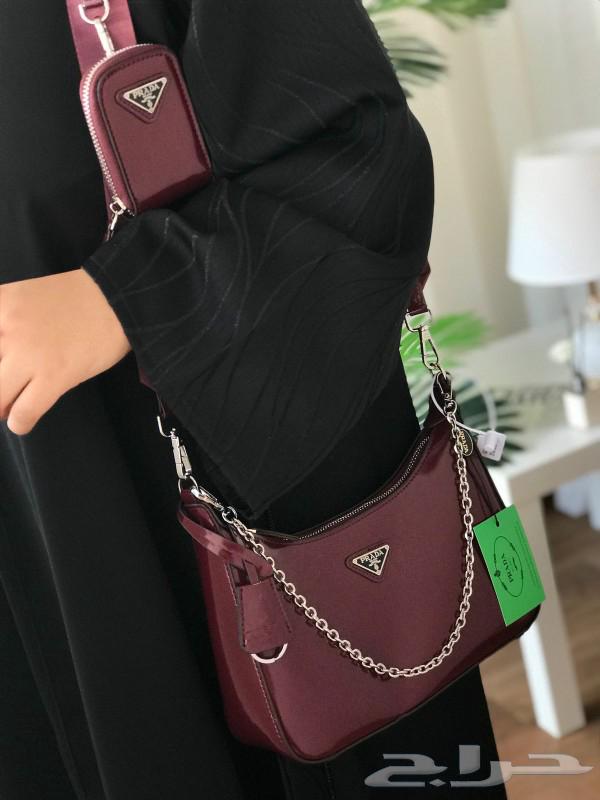شنط برادا لمعه فضي لونين اسود و عنابي63475421421059114