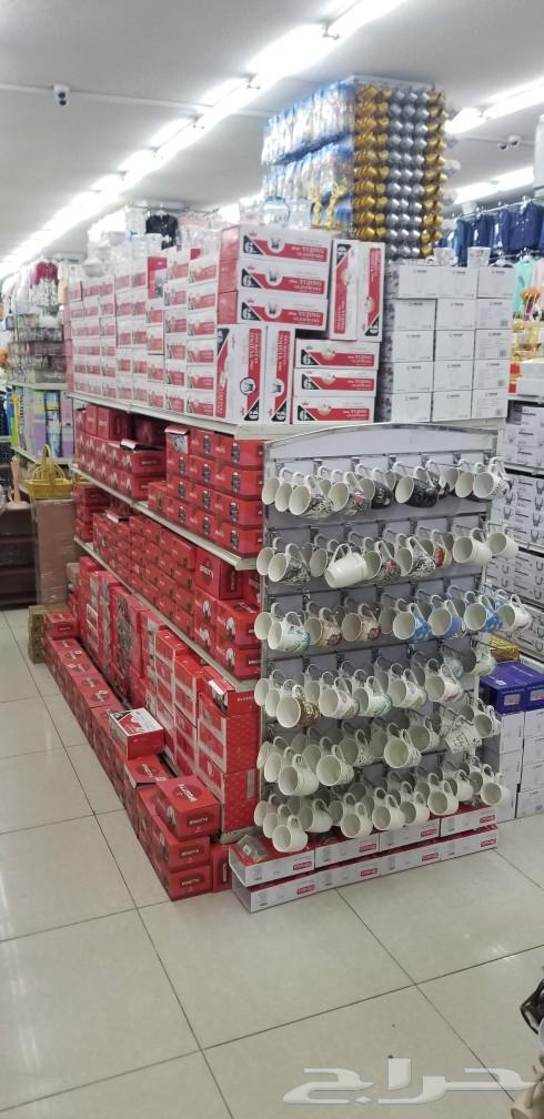 Supermarket shelves, pharmacy stands, new and used containers63081034431235111