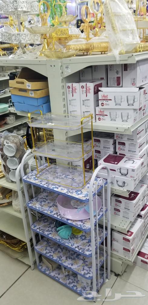 Supermarket shelves, pharmacy stands, new and used containers63081034431235118