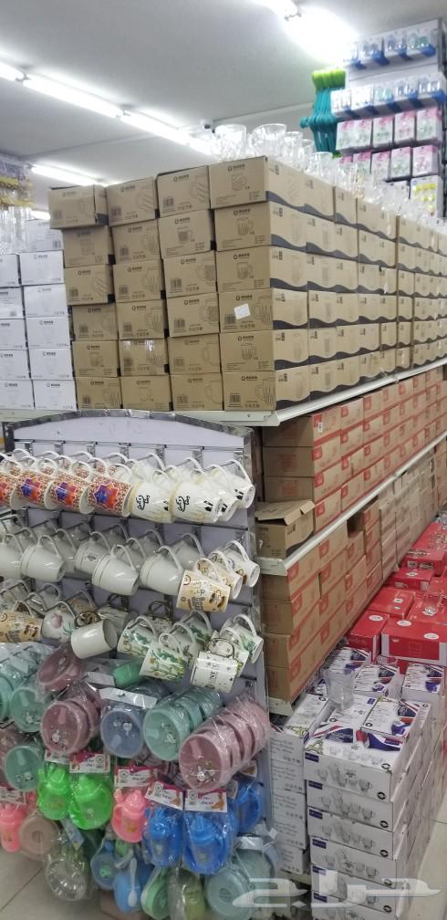 Supermarket shelves, pharmacy stands, new and used containers63081034431235112