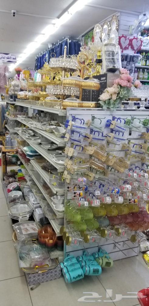 Supermarket shelves, pharmacy stands, new and used containers63081034431235114