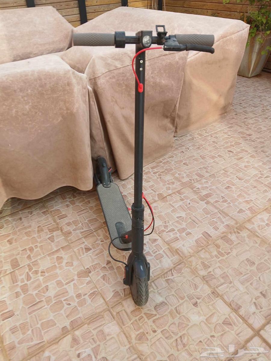 The scooter runs at 70, very fast. It doesn't come with a charger. It stayed with me for two weeks and then I left it.63077784682883114