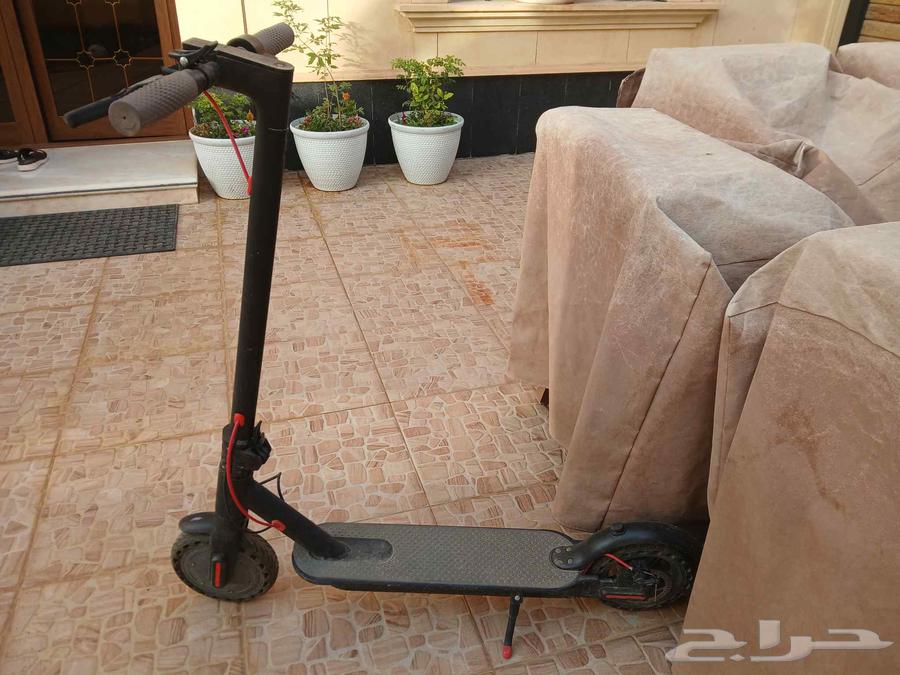 The scooter runs at 70, very fast. It doesn't come with a charger. It stayed with me for two weeks and then I left it.63077784682883112