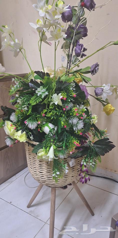 A flower stand in good condition63076526832514118
