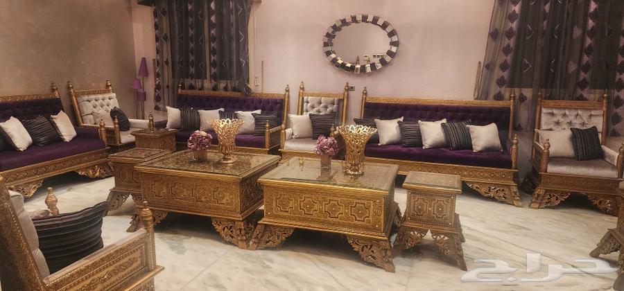 كنب فخم تطريز يدوي مع 5 طاولات خدمه و طاولتين كبار63074177141761114