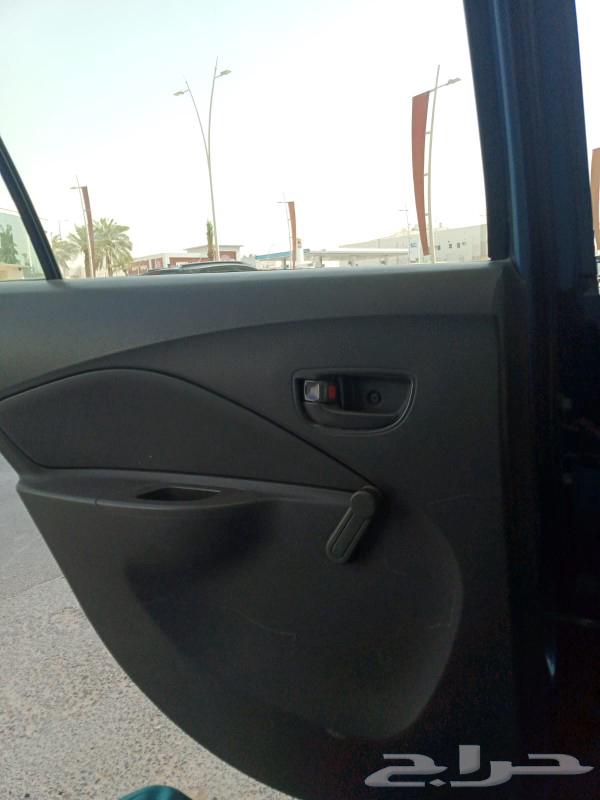 السيارة معروضة للبيع. المحرك جيد. ناقل الحركة هو63108886063875111