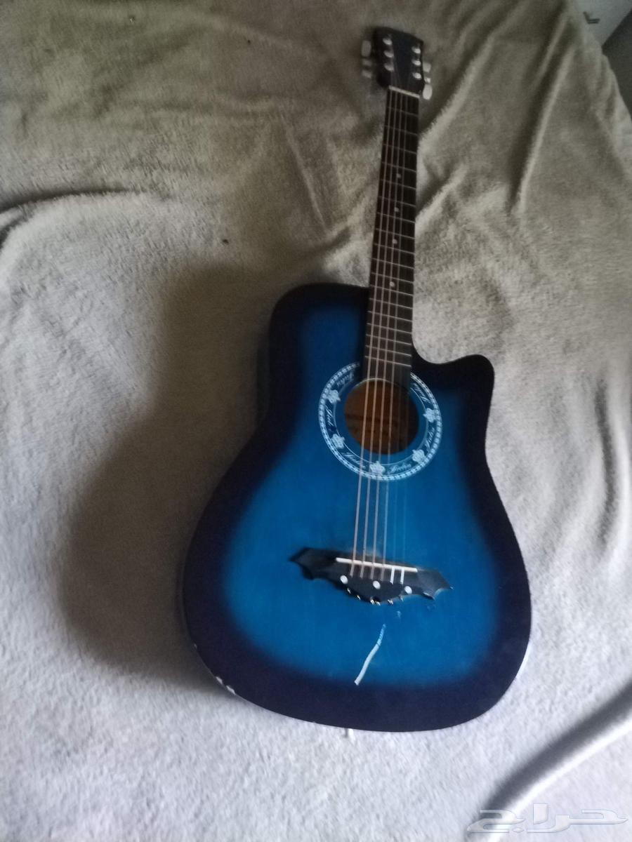 Blue guitar is clean.63069670134531119