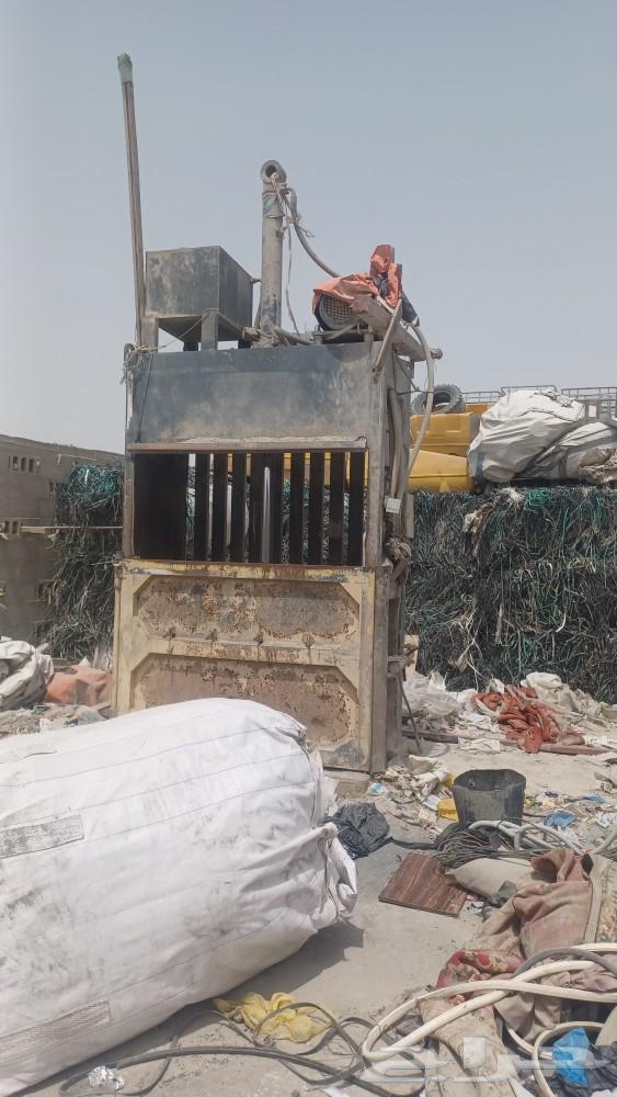 There is a plastic cap.63107029632515112