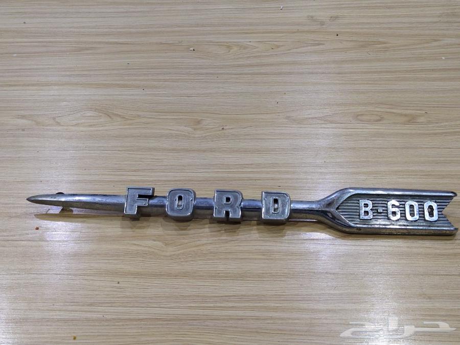 The Ford logo is mounted on the left side of the hood as a single piece, classic.63441569345025111