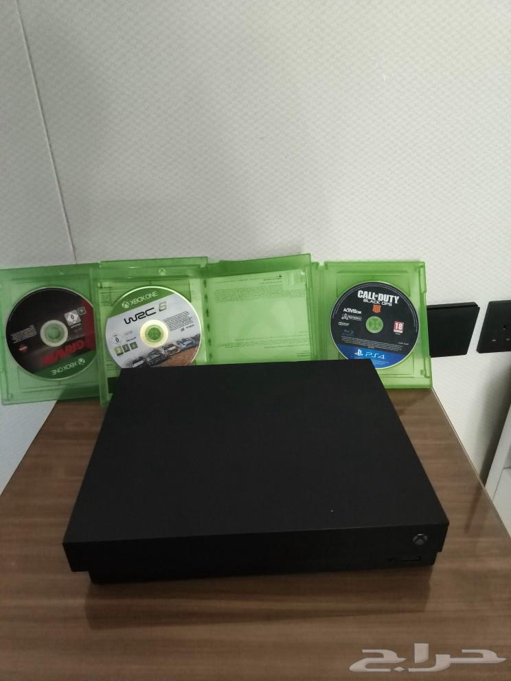 Xbox One X in excellent condition, its problem is a broken AC with three tapes.631119496904971125