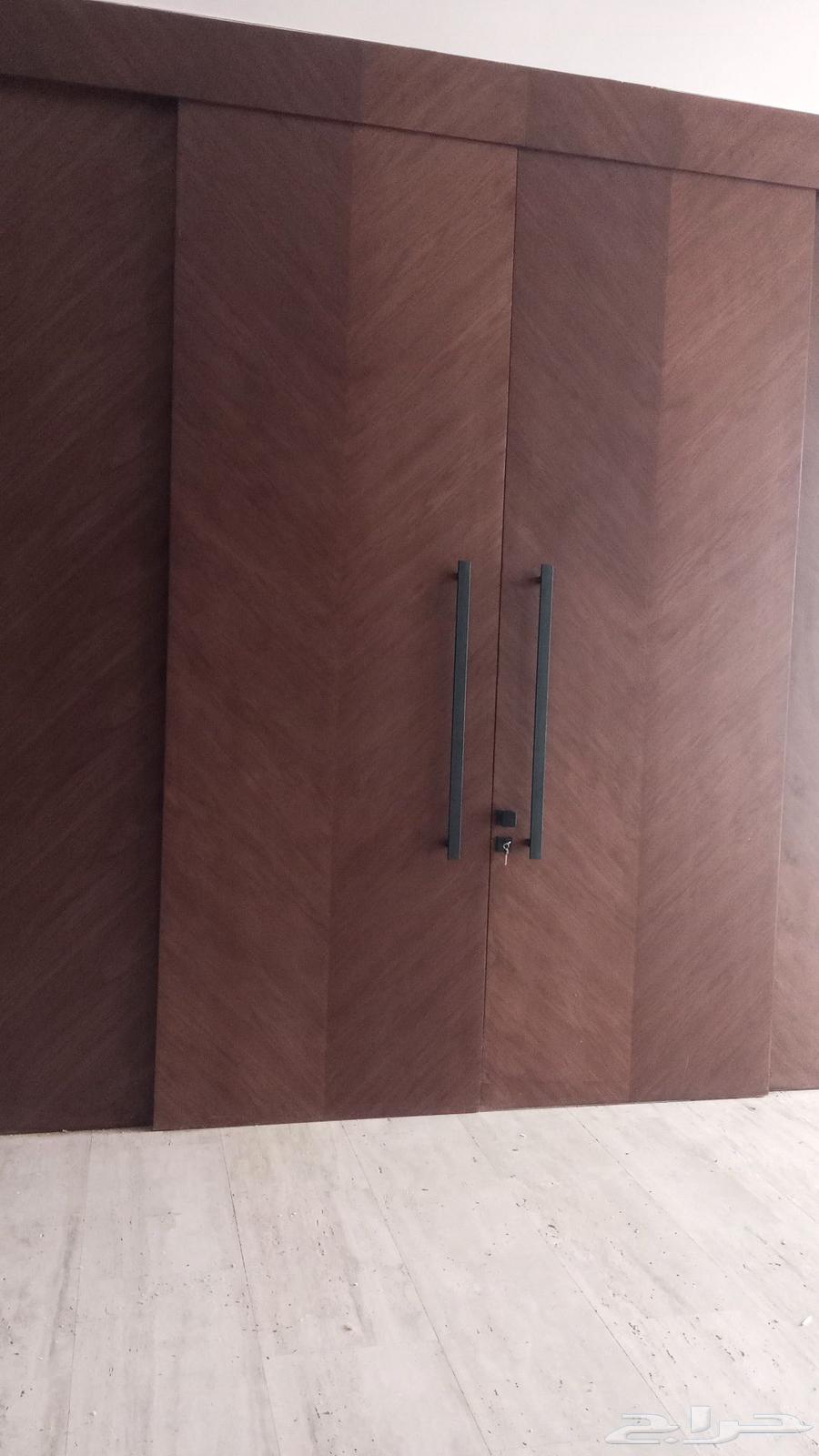 A wooden door made of walnut bark with paint and installation without handle and keyhole63065597365123111