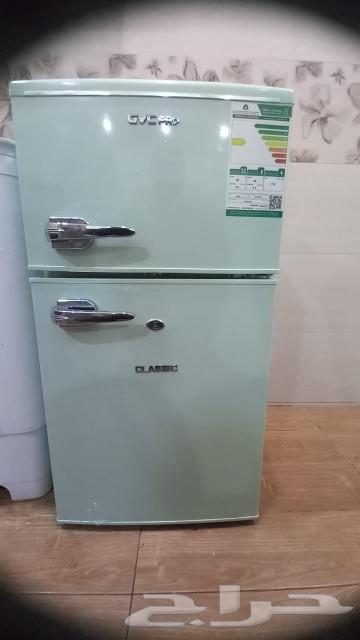 There is a 7 kg washing machine used for 3 months and a refrigerator of 2.1 cubic feet.63065209109891112