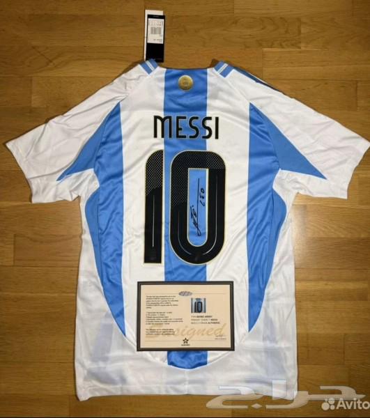 Argentina T-shirt signed by Messi63061103350401111