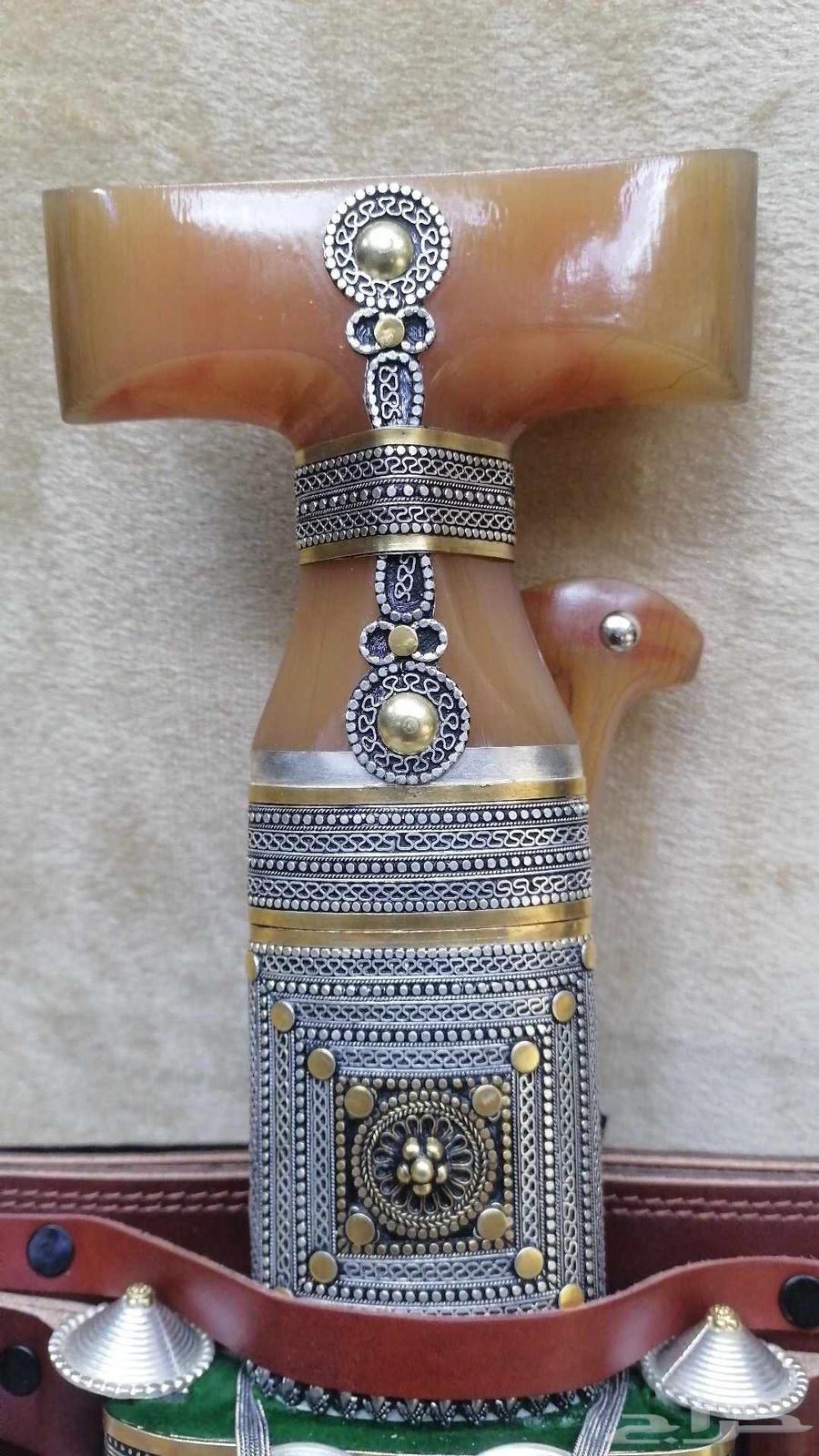 A luxurious side dagger made of guava wood63058836450305112