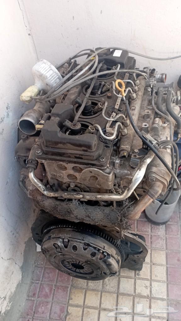 For sale, a complete Nissan diesel engine with full electrical system, and there is a Chevrolet gear box 2013.630703547032351120
