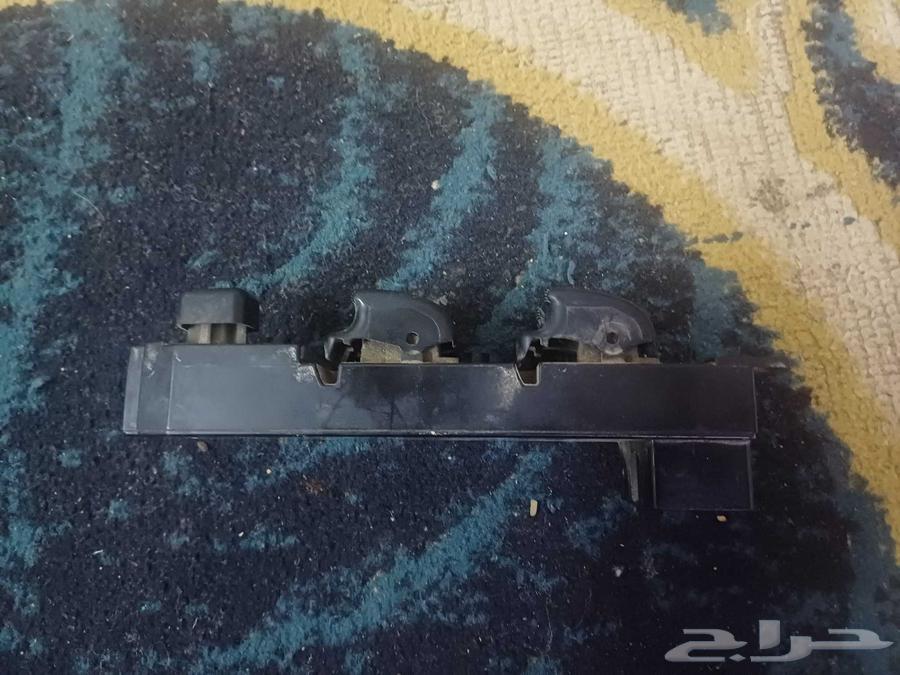 Control buttons for the 2002 Pajero radio and climate control63063490039426112
