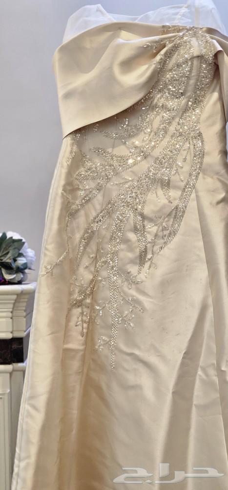 Dress for sale with a tail63044142137473112