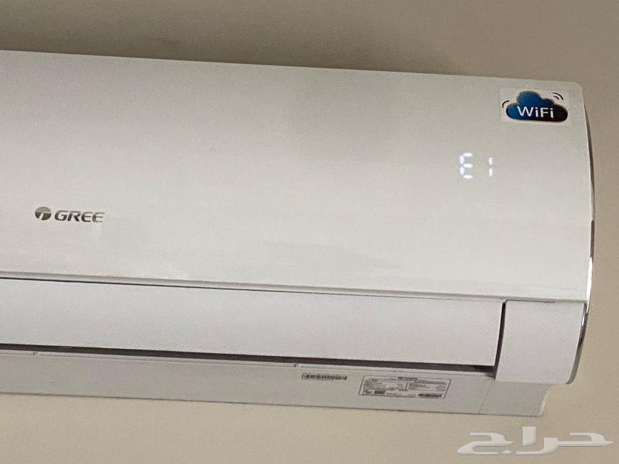 The technician is Indian, maintenance of air conditioners for cooling, air conditioning maintenance and repair.63012961503363111