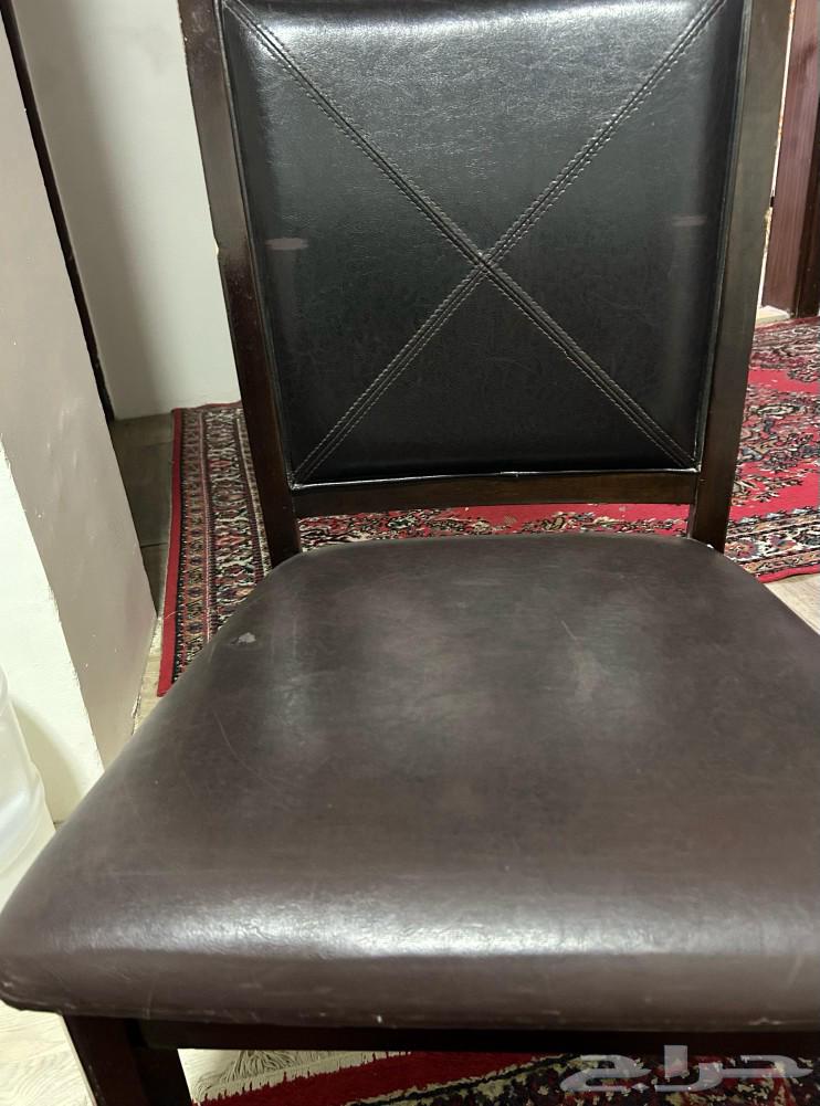 A dining table with a screen and receiver63110809984642111