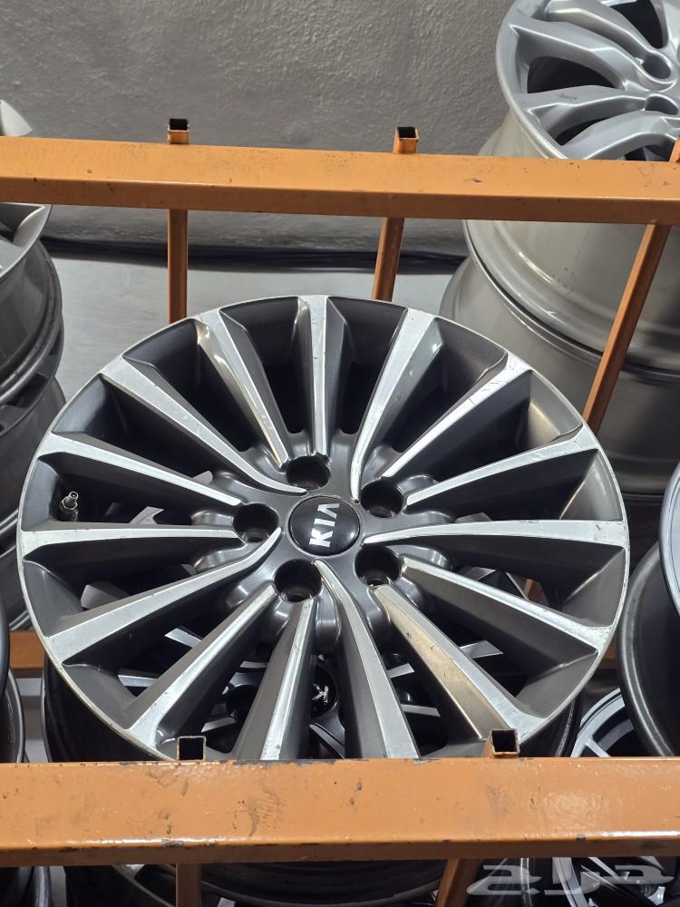 We have original Kia K8 18-inch alloy wheels available.63169961262209111