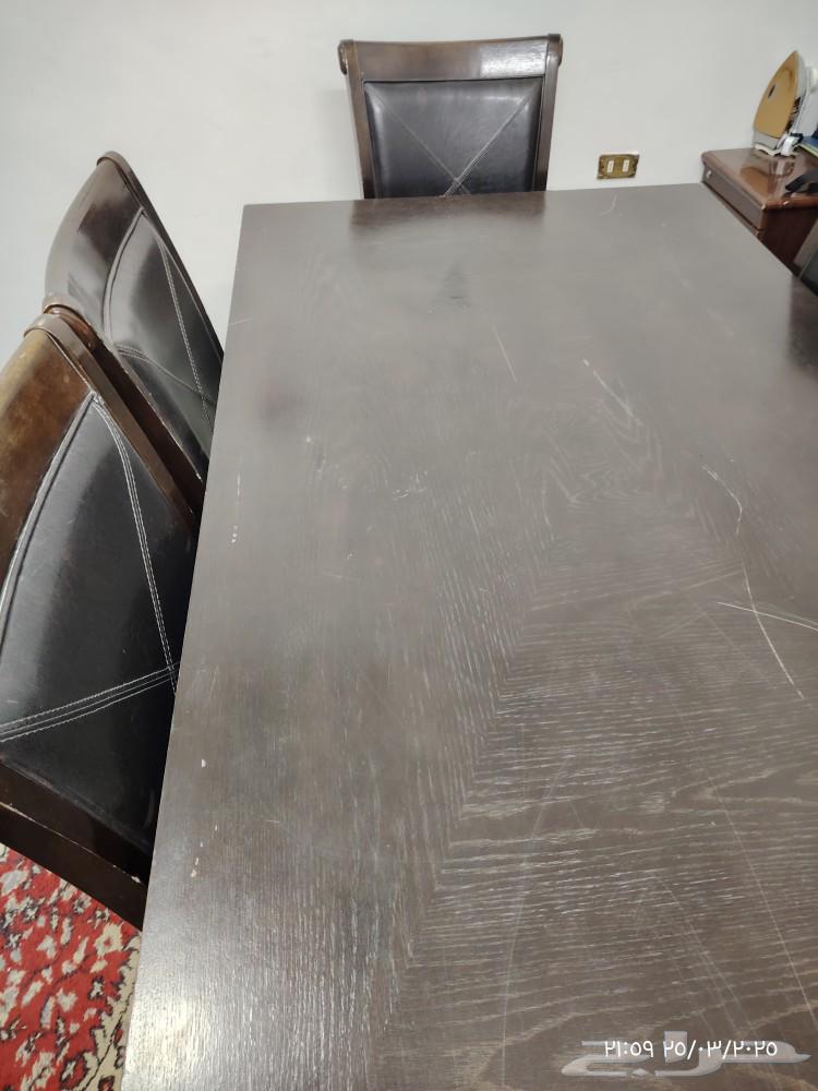 A dining table with a screen and receiver63110809984642114