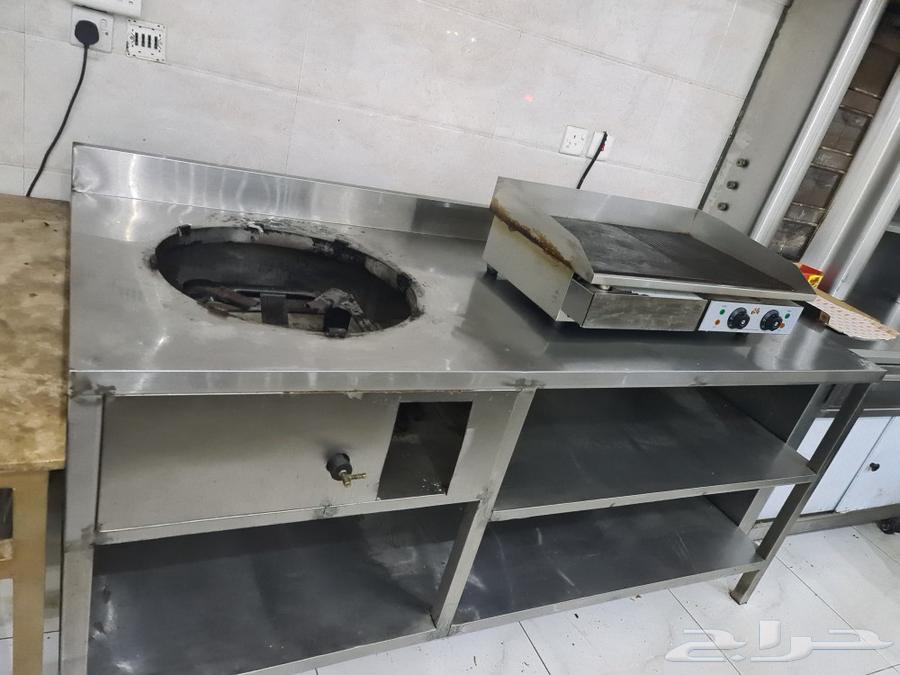 A restaurant for kissing with all its equipment63470065281153112