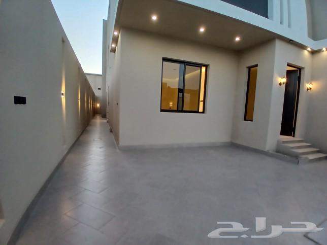 For sale, a ground floor VIP apartment with courtyard, car entrance, 6 rooms, located in the northern part of Al-Khamees, Al-Thameen.63470065422722113