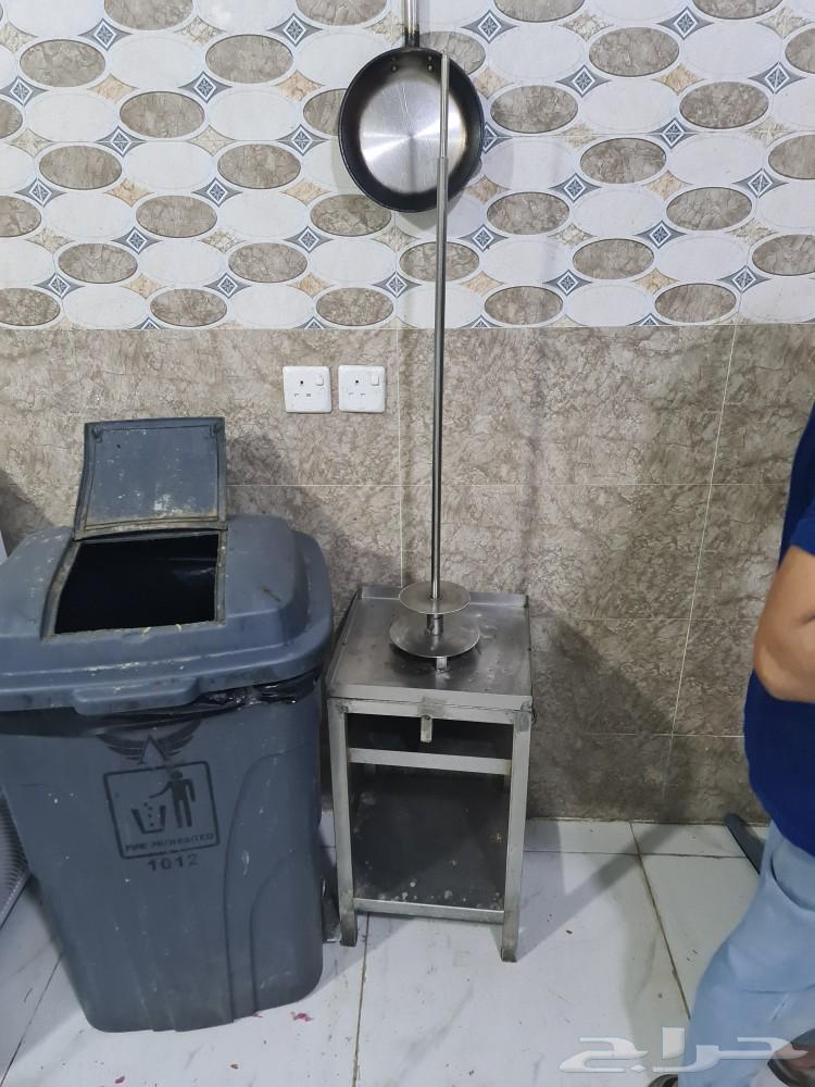A restaurant for kissing with all its equipment63470065281153113
