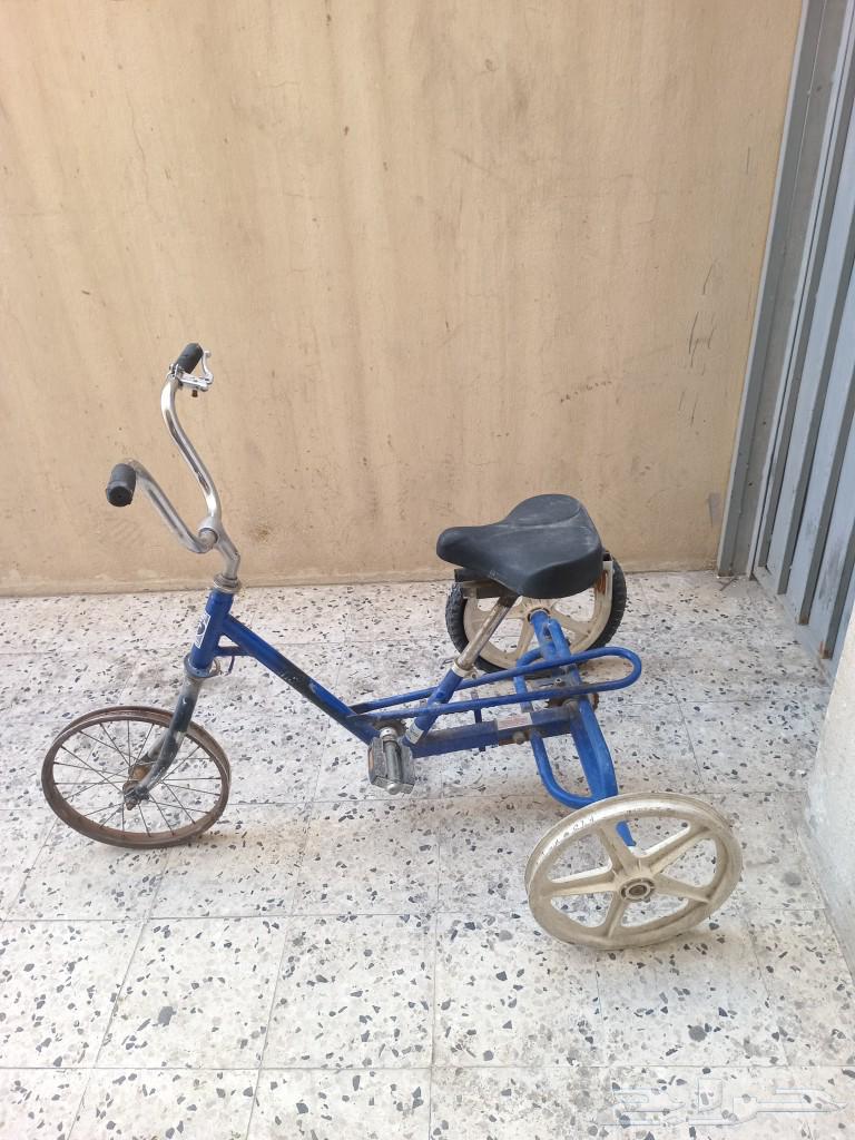 سيكل ابو ثلاث كفرات البيع ب 60 نضيف مافيه شي بس يبغاله كفرات63108275476097111