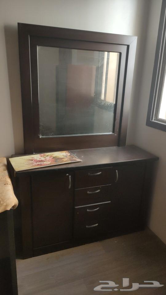 Table with three shelves and a glass door63106778809474114
