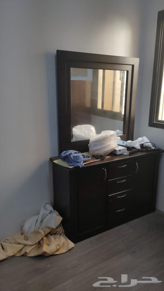 Table with three shelves and a glass door631067788094741124