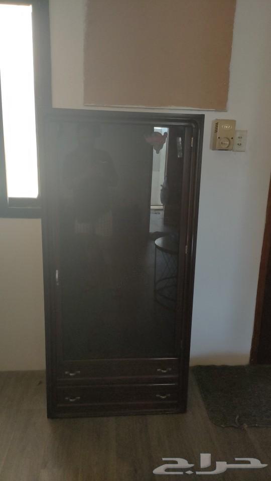 Table with three shelves and a glass door63106778809474113