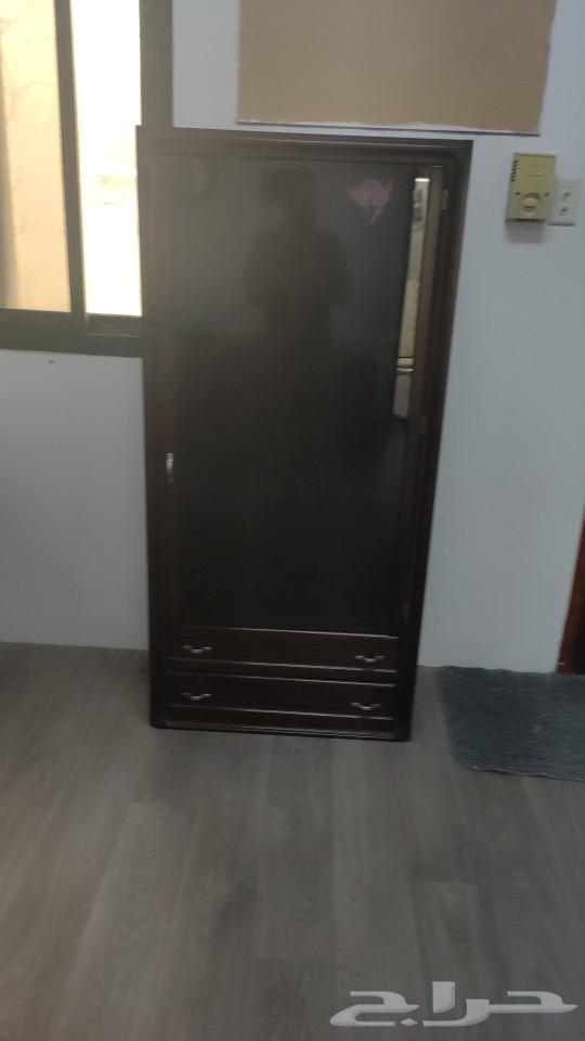 Table with three shelves and a glass door63106778809474112