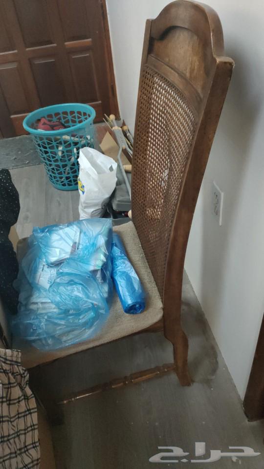 Table with three shelves and a glass door63106778809474111