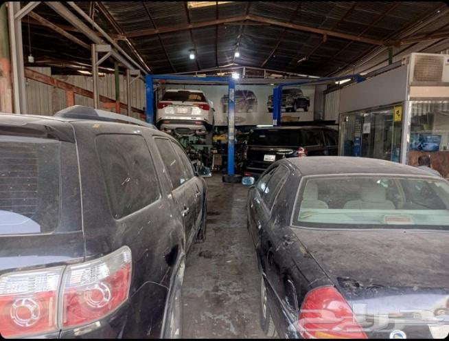 There is a GMC Yukon and a Chevrolet Silverado here.63106396685699114