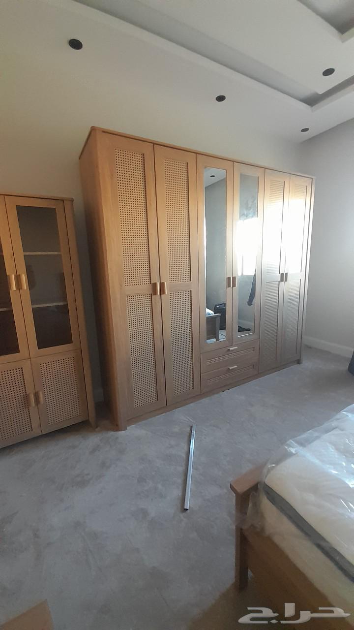 Carpenter for installing bedroom and kitchen aluminum closet, office table and stairs.630182029450261115