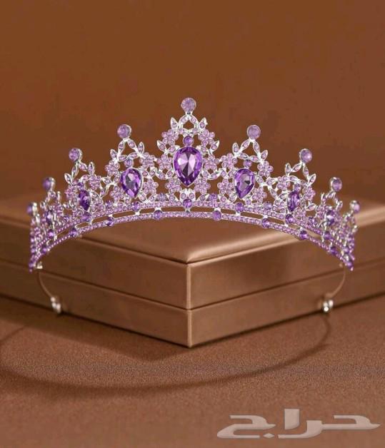 A beautiful and luxurious necklace with lavender-colored love pendants. A crystal crown with light purple love charms.63015463682562113